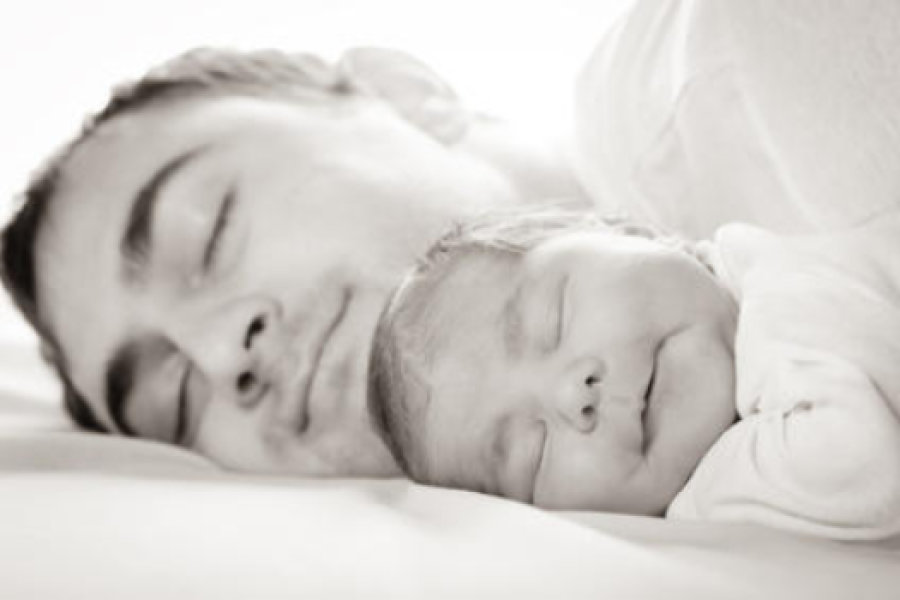 El colecho ayuda a los padres varones a sintonizar biológicamente con su bebé