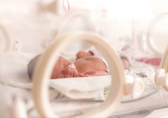 Los bebés prematuros crecen más sanos cuando los padres les cuidan en el hospital