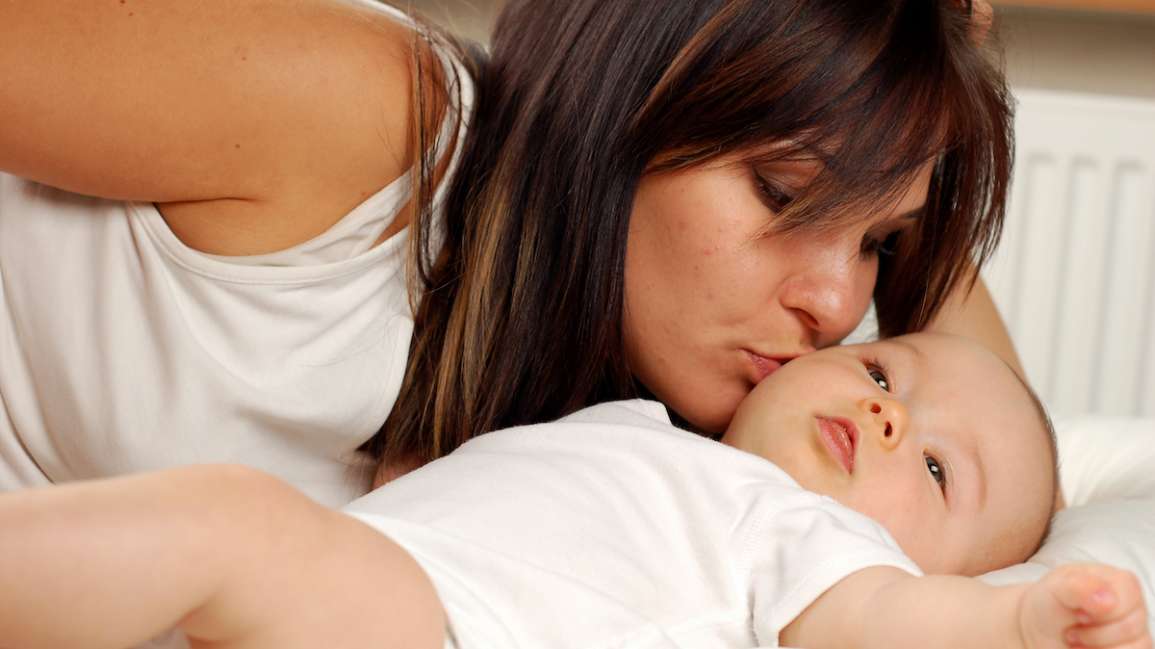 La ayuda económica a madres con pocos recursos aumenta la actividad cerebral en sus bebés