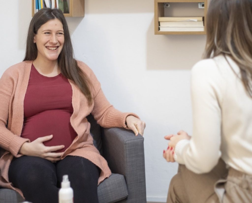 Cómo se atiende la salud mental de las madres y los bebés
ONLINE - 3 meses de acceso desde la fecha de inscripción
Una de las consecuencias más dramáticas de la pandemia ha sido el efecto sobre la salud mental de madres y bebés, en parte debido a la dureza de los protocolos, poco cuidadosos con las necesidades de la díada, y también por la preocupación y el miedo.   Las profesionales de la atención perinatal expertas en salud mental se están volcando en los cuidados y atención a la psicopatología derivada del contexto pandémico. ¿Cómo se atiende la salud mental de las madres y los bebés en tiempos de pandemia?

En esta jornada multidisciplinar escucharemos a las profesionales de la salud mental que están trabajando día a día por cuidar a las familias en estos tiempos difíciles desde diferentes espacios y encuadres, pero teniendo siempre como prioridad el respeto y la escucha.

 