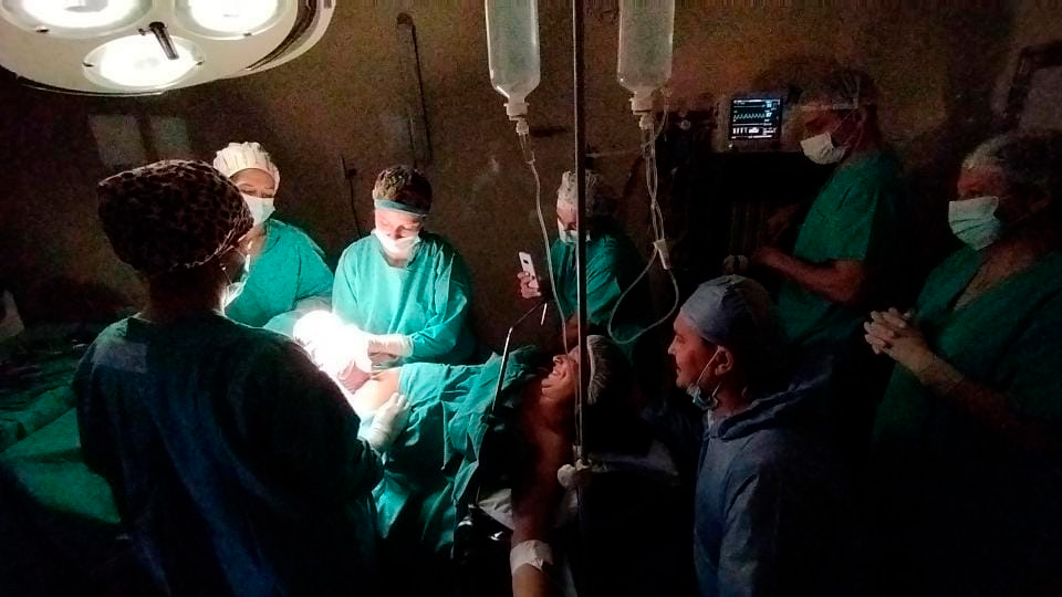 Fotografía de Cesáreas en penumbra, por Natalia Hurie, médica obstetra