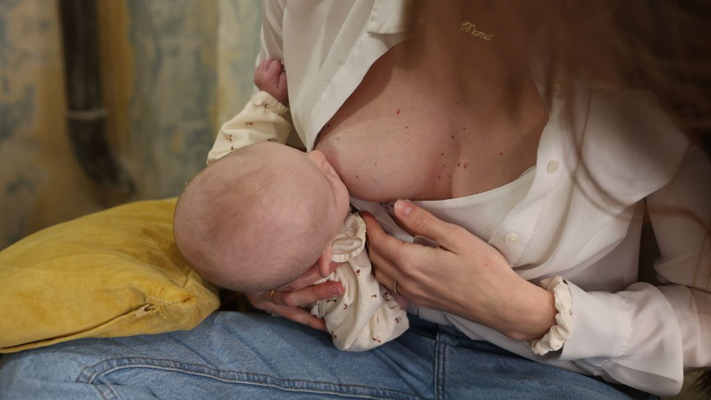 imagen madre amamantando en Lactancia frustrada IESMP