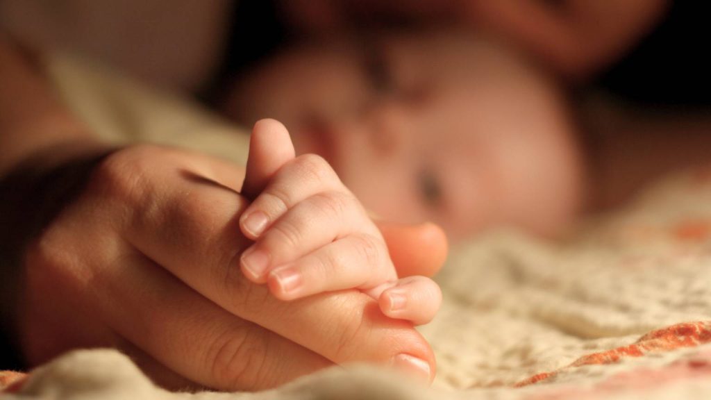 Fotografía de mano de bebé en guía de salud mental perinatal