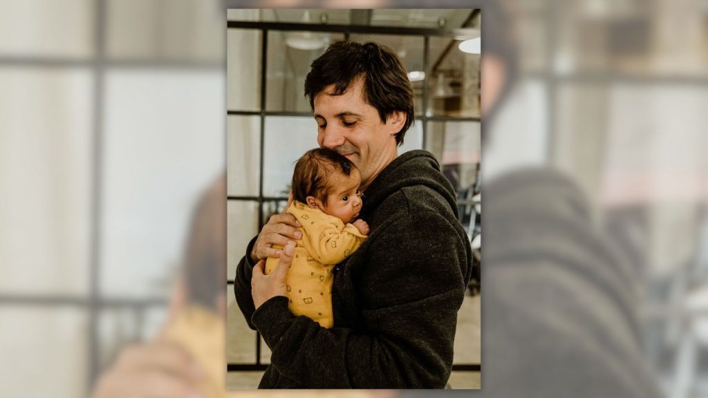 Fotografía de padre e hijo tras el parto